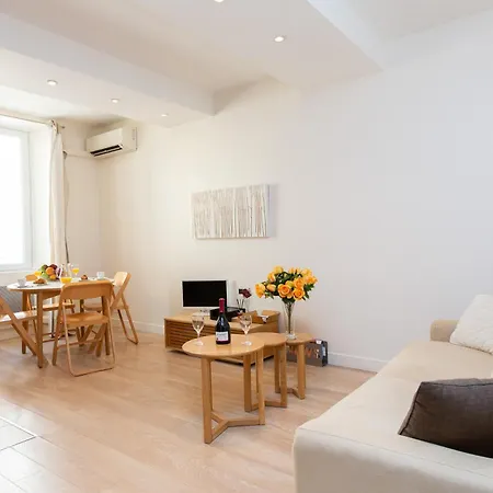 Le Cosy Yourhosthelper * Канны
