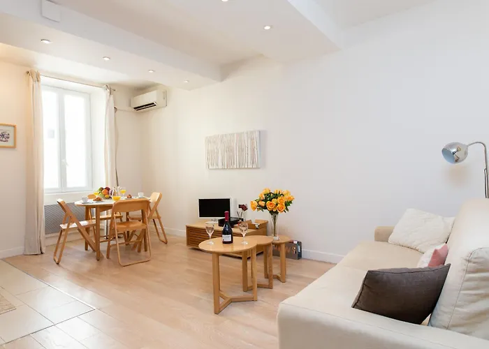 Le Cosy Yourhosthelper * カンヌ